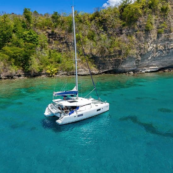 Bateau catamaran de Calypso Croisieres en eau turquoise en Martinique