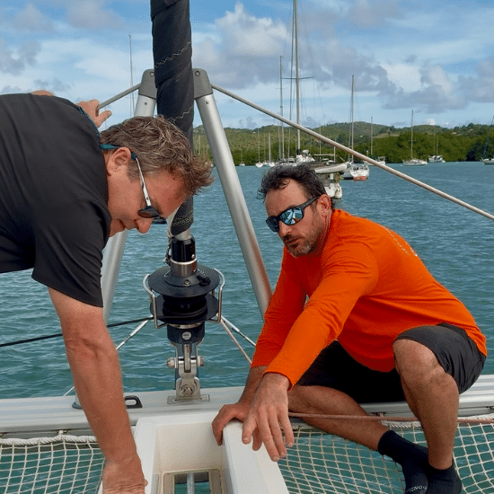 Deux personnes apprenant les manœuvres d'un voilier lors d'un coaching plaisance en Martinique aux Anses d'Arlet avec Calypso Croisières